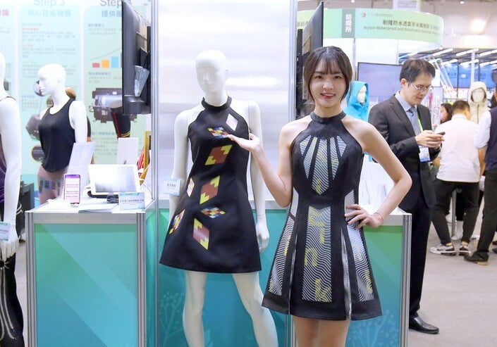 E-Ink新品:元太科技與紡織所攜手推出智慧服裝「衣墨」e-MooDress,以心率變化帶來多樣色彩